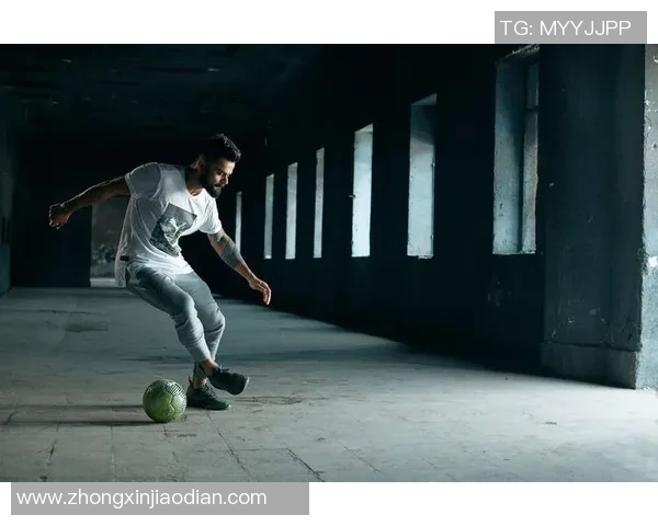 球星花式足球挑战踢门框惊险瞬间全场欢呼展现高超球技